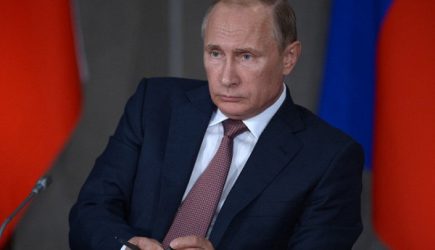 Путин подарил икону храму в Петербурге, где встречал Рождество 