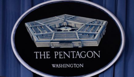 Пентагон оставляет свою авианосную группу в Средиземном море