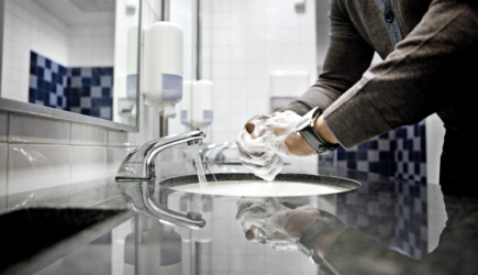 Ученые рассказали об опасности спиртовых средств для мытья рук