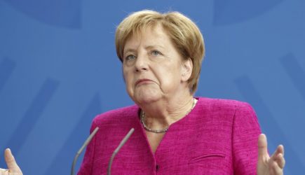 Заявившая об уходе Меркель спровоцировала панику