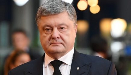 СМИ: Порошенко вонзил нож в спину Трампу