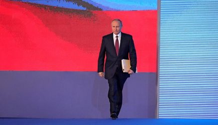 Гость послания Владимира Путина свалился на пол в зале