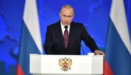 В попытке занять место поближе к президенту России один из гостей послания упал на пол &#8212; фото