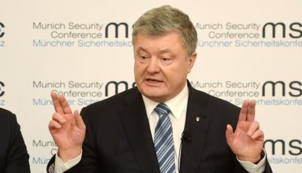 Порошенко заявил о сотнях «российских танков» в Донбассе