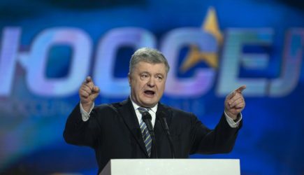 Слабак и мямля: Порошенко публично смешали с грязью