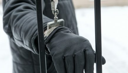 Известного блогера задержали за испражнение на пожилого мужчину
