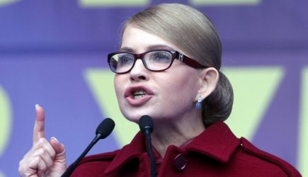 Пьяница Порошенко отвесил звонкую оплеуху уголовнице Тимошенко