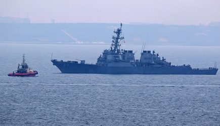 Российские корабли взяли под контроль эсминец ВМС США в Черном море