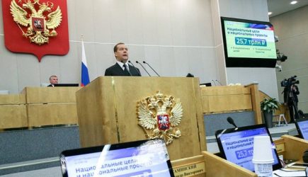 Медведев призвал членов правительства чаще общаться с депутатами