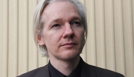 МИД РФ об аресте Ассанжа: «Рука &quot;демократии&quot; сжимает горло свободе»