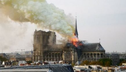 Собор Нотр-Дам в Париже загорелся