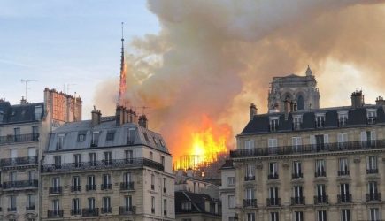 Шпиль собора Парижской Богоматери обрушился