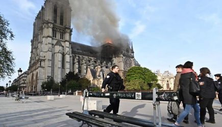 Шпиль и крыша рухнули: огонь уничтожил Собор Парижской Богоматери