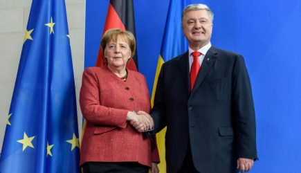 Ошиблась: Меркель отругали за встречу с Порошенко