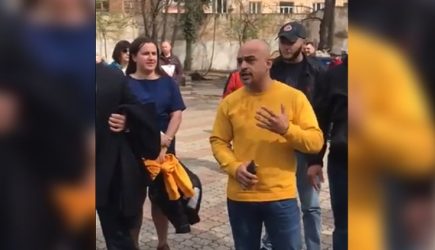 Депутата Рады Найема в Одессе облили из ведра с фекалиями