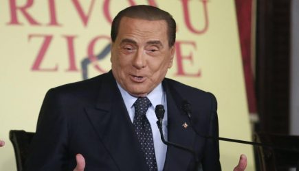 Неожиданно: Берлускони срочно доставили в больницу