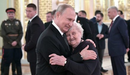 Путина застали в трогательных объятиях с бывшей учительницей