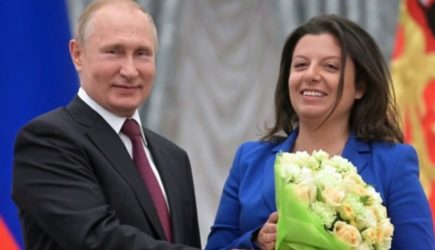 «Тебе нельзя»: в Сеть попало необычное видео Путина и беременной