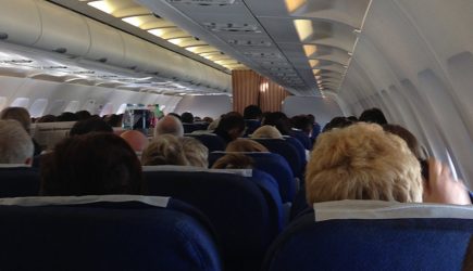 Пьяную девушку вынесли из самолета Ларнака — Санкт-Петербург под аплодисменты пассажиров
