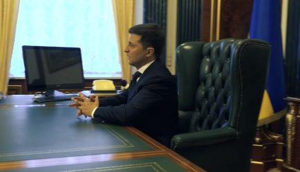Зеленский остался недоволен рабочим креслом экс-президента Порошенко