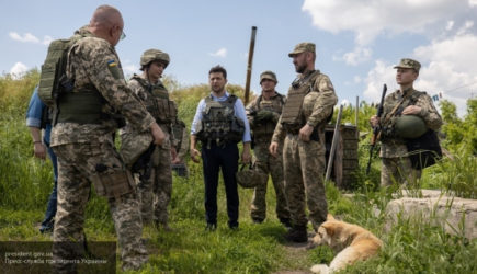 Начальник Генштаба ВСУ опозорился во время поездки на передовую в Донбассе