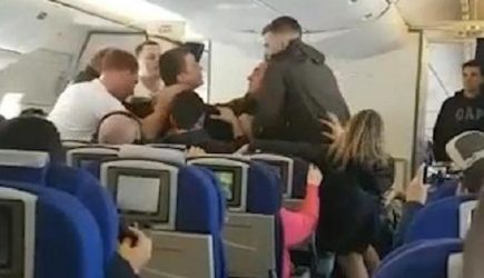 «Я убью каждого из вас»: безумный дебош на борту самолета в Британии попал на видео