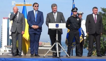 Саакашвили чуть не остался без штанов перед телекамерами
