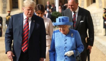Трамп «распустил руки» на ужине с королевой Великобритании