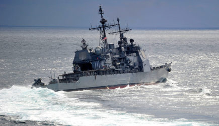 Крейсер ВМС США пошел на таран российского военного корабля