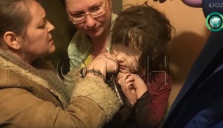 Спасенная из захламленной квартиры в Москве девочка-маугли начала говорить