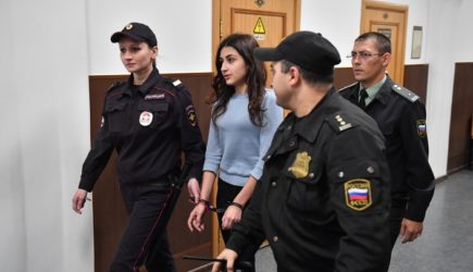Сестры Хачатурян сдают ЕГЭ и ждут переквалификации дела: Адвокат рассказал об ожидаемом решении суда