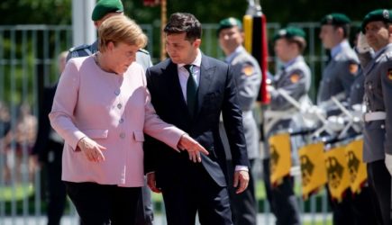 Меркель объяснила, почему ее затрясло на встрече с Зеленским
