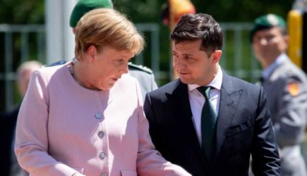 Едва держалась на ногах: Меркель бросило в дрожь от Зеленского