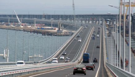 &#171;Даже не думайте ехать&#187;: россиян отговаривают от поездок по Крымскому мосту