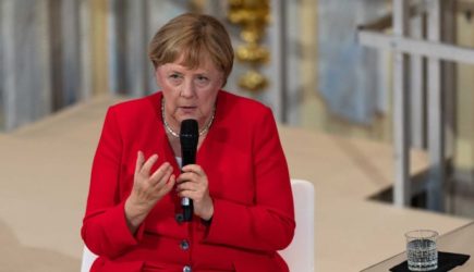 Немцы в шоке от беспомощности Меркель из-за судорог