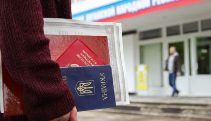 Украина засекретила свой ответ на выдачу российских паспортов в Донбассе