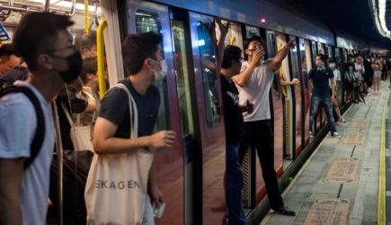 В Гонконге пассажиров метро избила вооруженная толпа