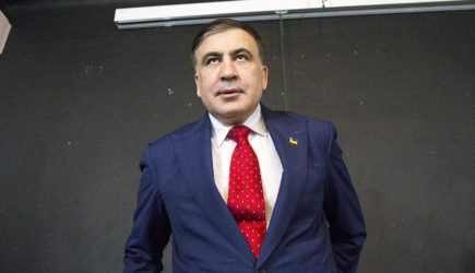 Саакашвили в ходе драки сломал руку пенсионерке, сообщили СМИ
