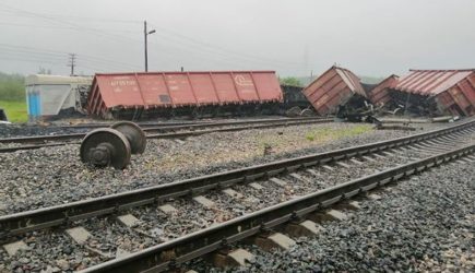 Упавшие вагоны с углем остановили движение поездов в российском регионе