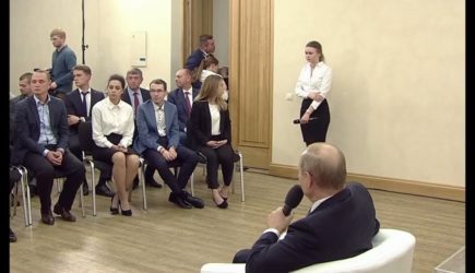 Студентка упала в обморок при Путине: реакция президента