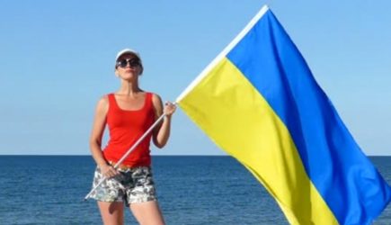 Ялтинские полицейские отпустили украинку с флагом, кричащую «Крым наш»