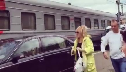 В РЖД отреагировали на выходку Пугачевой на перроне вокзала
