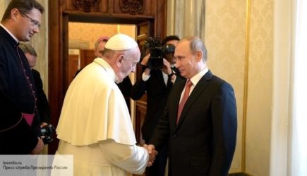 Стало известно, что подарили друг другу Путин и Папа Римский
