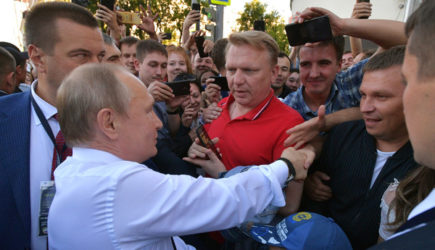Кремль объяснил выход Путина к людям в Екатеринбурге