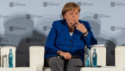 Больная Меркель не стоит на ногах