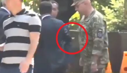 Зеленский оттолкнул рукой министра обороны Украины и попал на видео