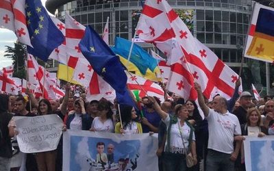 О чём говорят украинские и грузинские флаги на митинге в РФ