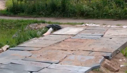 Дорогу в российском поселке застелили надгробиями