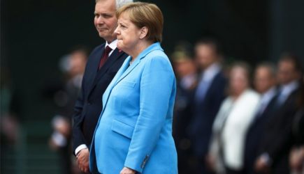 Специалисты узнали, что Меркель шептала во время приступа