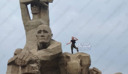 Россиянка забралась на памятник жертвам холокоста ради фото